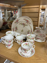 Load image into Gallery viewer, Royal Albert Dinnerware set