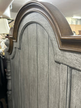 Load image into Gallery viewer, Flexsteel "Plymouth" Queen Size Bed Frame
