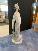 Load image into Gallery viewer, Lladro Porcelain Figurine