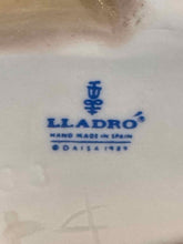 Load image into Gallery viewer, Lladro Figurine