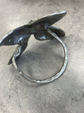 Load image into Gallery viewer, 4 Piece Metal Silver Napkin rings