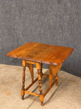 Load image into Gallery viewer, Vintage Traditional Gateleg Side Table