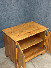 Load image into Gallery viewer, Pine Accent Table
