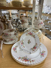 Load image into Gallery viewer, Royal Albert Dinnerware set