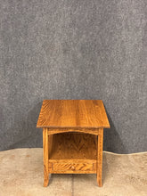 Load image into Gallery viewer, Chiltons Red Oak Side Table With Drawer