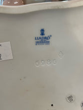 Load image into Gallery viewer, Lladro Porcelain Figurine