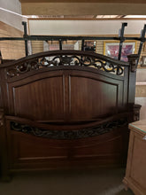 Load image into Gallery viewer, *NEW-OPEN BOX* Bison Commerce Wooden Queen Bed