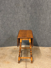 Load image into Gallery viewer, Vintage Traditional Gateleg Side Table