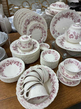 Load image into Gallery viewer, Wedgwood Dinnerware set