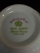 Load image into Gallery viewer, Royal Albert 4 Piece Cup + Saucer