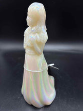 Load image into Gallery viewer, Fenton Glass Vintage Iridescent Ivory 1 Piece Figurine