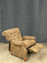 Load image into Gallery viewer, La-Z-Boy Classics Traditional Tufted Recliner