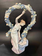 Load image into Gallery viewer, Lladro Figurine