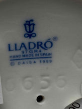 Load image into Gallery viewer, Lladro Figurine