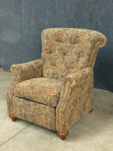 Load image into Gallery viewer, La-Z-Boy Classics Traditional Tufted Recliner