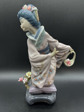 Load image into Gallery viewer, Lladro Figurine