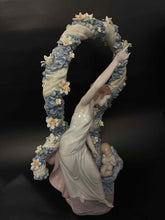 Load image into Gallery viewer, Lladro Figurine