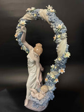 Load image into Gallery viewer, Lladro Figurine