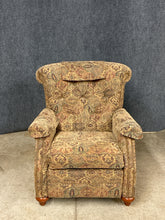 Load image into Gallery viewer, La-Z-Boy Classics Traditional Tufted Recliner