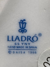 Load image into Gallery viewer, Lladro Figurine