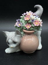 Load image into Gallery viewer, Lladro Figurine