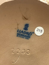 Load image into Gallery viewer, Lladro Porcelain Figurine