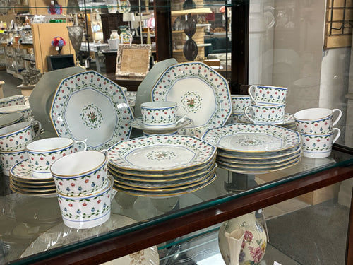 Limoges Gold Trim Dinnerware set