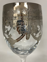 Load image into Gallery viewer, 4 Piece Clear Glass Silver Trim Glasses