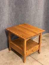 Load image into Gallery viewer, Chiltons Red Oak Side Table With Drawer