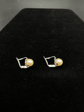 Load image into Gallery viewer, Gold Earrings