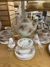 Load image into Gallery viewer, Royal Albert Dinnerware set