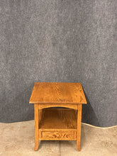 Load image into Gallery viewer, Chiltons Red Oak Side Table With Drawer