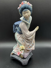 Load image into Gallery viewer, Lladro Figurine