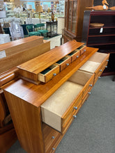 Load image into Gallery viewer, Country Woods Dresser