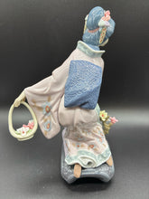 Load image into Gallery viewer, Lladro Figurine