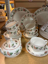 Load image into Gallery viewer, Wedgwood Fruit Ceramic White Print Dinnerware set