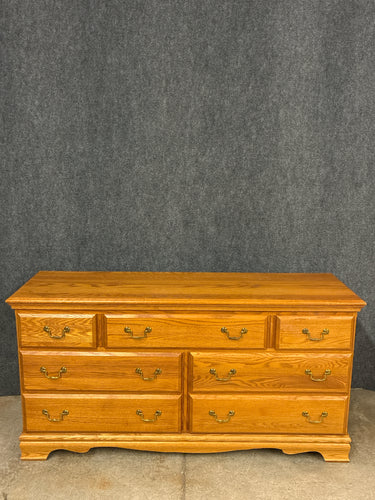 Traditional Oak 7-Drawer Dresser
