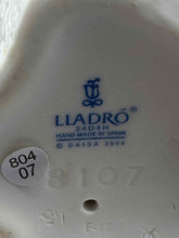 Load image into Gallery viewer, Lladro Figurine