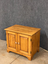 Load image into Gallery viewer, Pine Accent Table