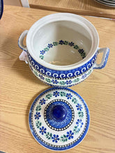 Load image into Gallery viewer, Pottery 2 Piece Round Floral Blue Print Bakeware