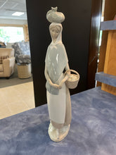 Load image into Gallery viewer, Lladro Porcelain Figurine