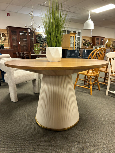 *NEW* Everly Quinn White Round Wood tabletop Dining Table