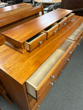 Load image into Gallery viewer, Country Woods Dresser