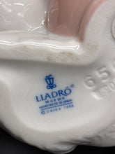 Load image into Gallery viewer, Lladro Figurine