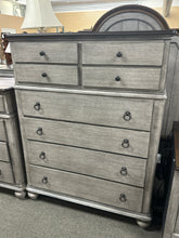 Load image into Gallery viewer, Flexsteel "Plymouth" 8 Drawer Chest