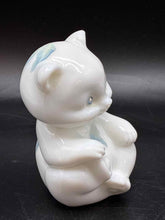 Load image into Gallery viewer, Fenton Glass Vintage Leaf White 1 Piece Figurine