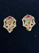 Load image into Gallery viewer, 2 Piece Filigree Rhinestone Clip Goldtone Jewelry set