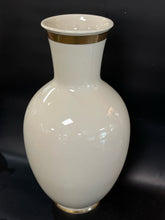 Load image into Gallery viewer, Ivory Porcelain Solid Vase