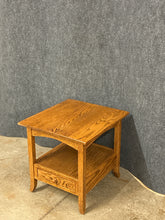 Load image into Gallery viewer, Chiltons Red Oak Side Table With Drawer
